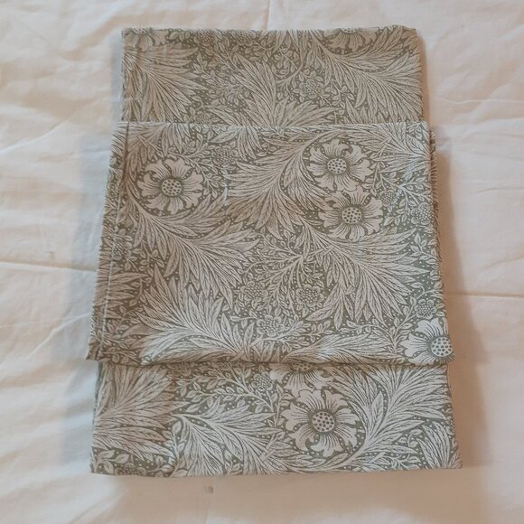 Botanical Pattern Pillowcases 2 Queen Size Green and White - Picture 1 of 5
